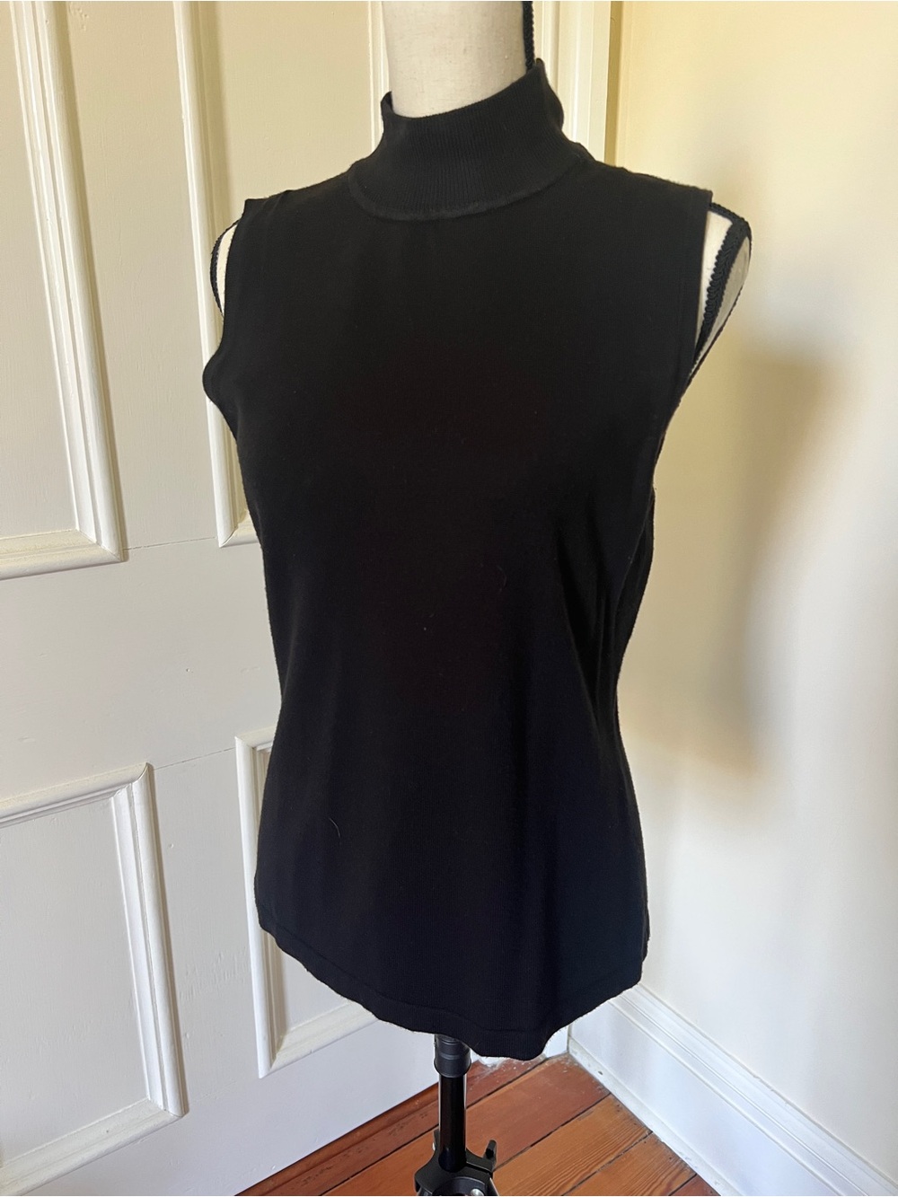 Sofia Rosa sleeveless turtleneck sweater | size M